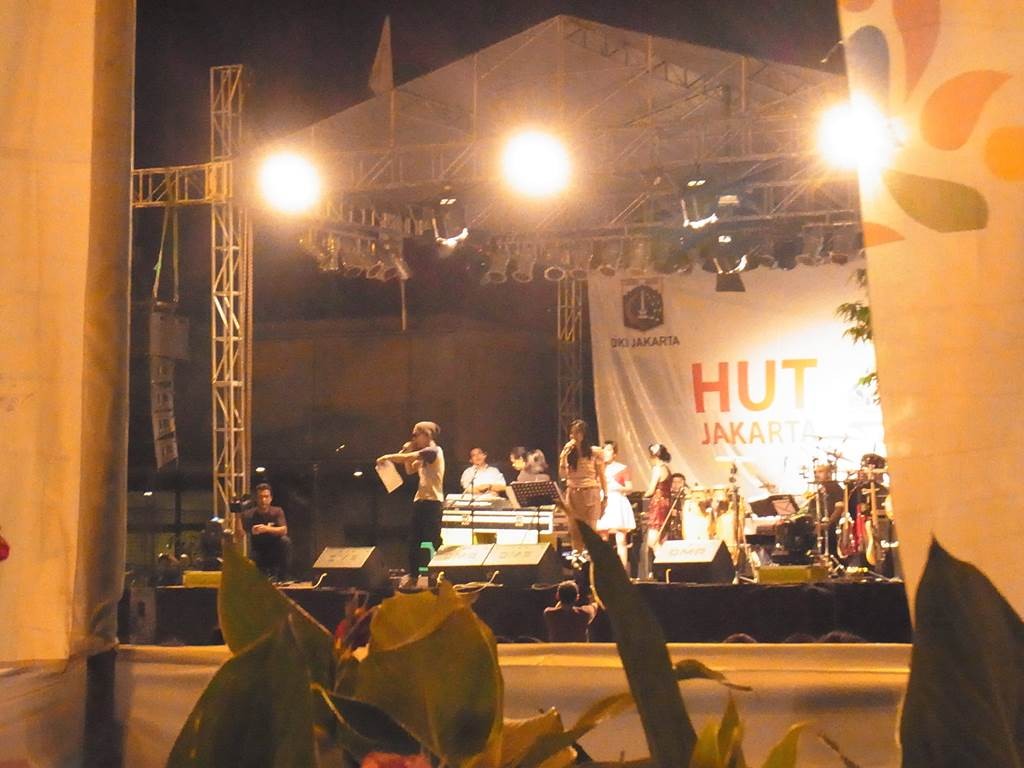 ジャカルタのバースデイでタムリン通りの野外ライブ
