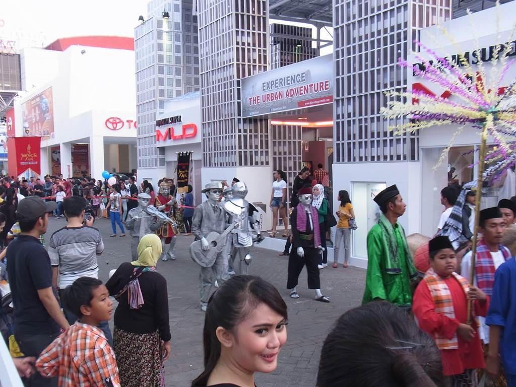 ブタウィ（Betawi）で独特の衣装で行進