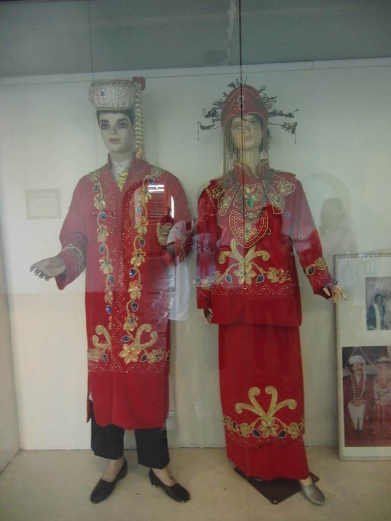インドネシアの伝統的な衣装の展示