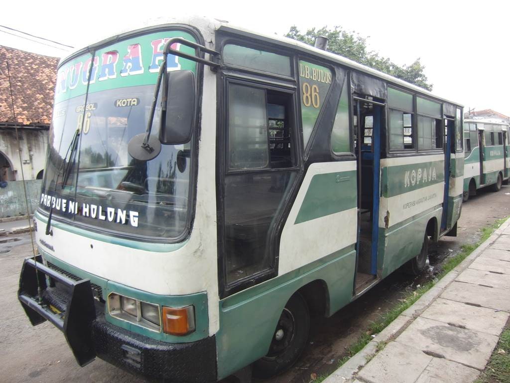 ジャカルタのコタに留まっていたバス