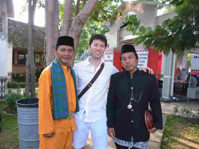 ジャカルタの伝統衣装の男性たちと記念写真